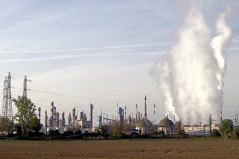 La zone industrielle de Chalampé : colonnes de vapeur au-dessus des cuves, pylônes électriques et champs, en 2008.