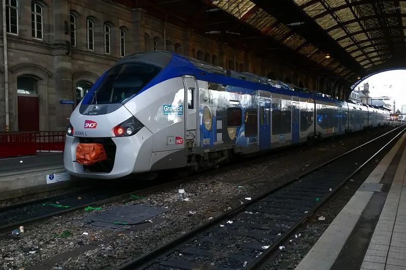Un Régiolis du TER Grand Est, train assemblé à l'usine de Reichshoffen, alors exploitée par Alstom, en gare de Strasbourg, en février 2020