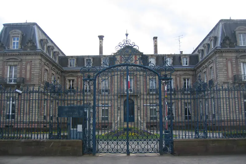 Façade de la préfecture du Haut-Rhin à Colmar, photographiée en 2010, vue depuis la voie publique.