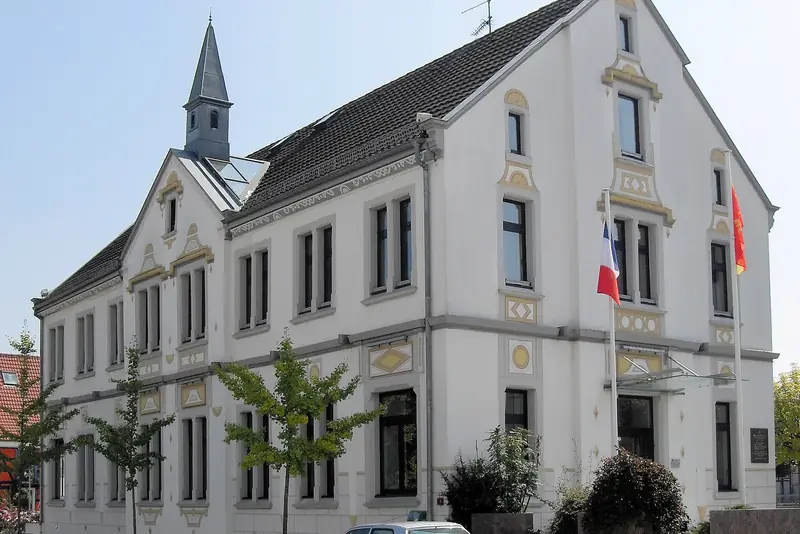 Façade de la mairie de Hésingue, dans le Haut-Rhin, photographiée depuis la rue en 2010.