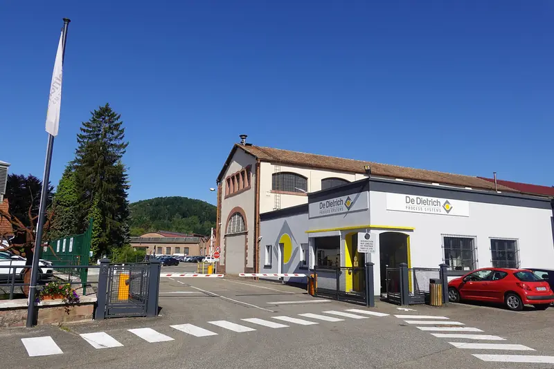Entrée de l'usine De Dietrich à Zinswiller, avec l'ancien hall en brique, en 2022.