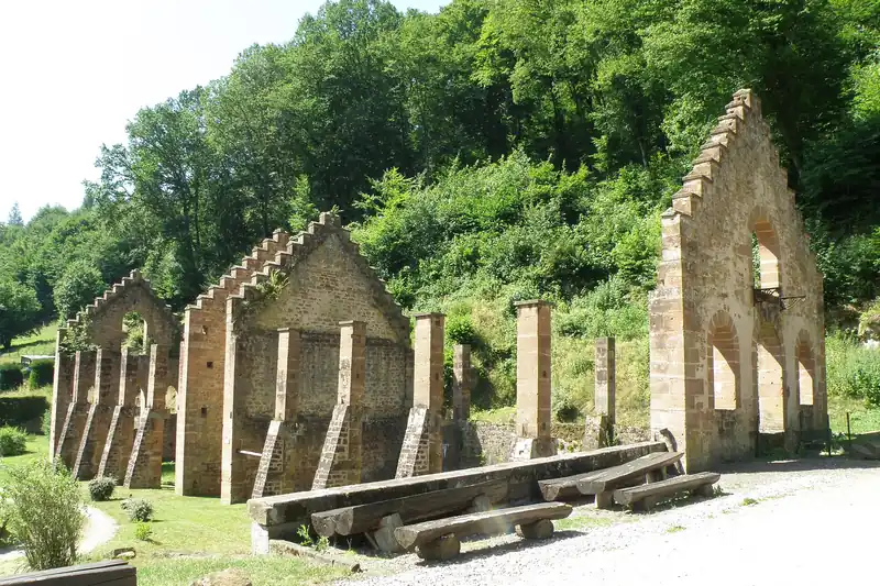 Les ruines de la forge de Jaegerthal : pignons de pierre à gradins au milieu de la forêt, près de Niederbronn-les-Bains.