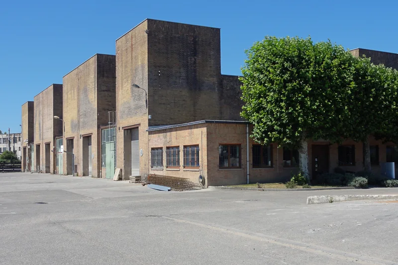 Ancienne usine Junkers à la Meinau, à Strasbourg : blocs de brique et de béton alignés autour d'une cour vide, en 2014.