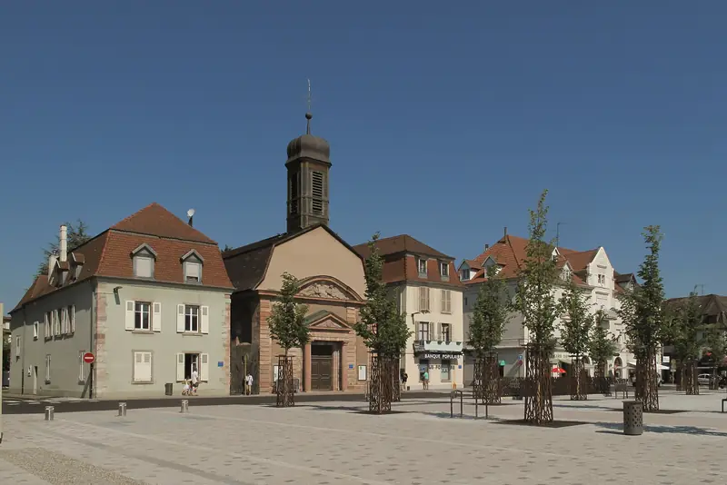 Place Abbatucci et ancienne église Saint-Louis à Huningue, dans le Haut-Rhin, en juillet 2013.
