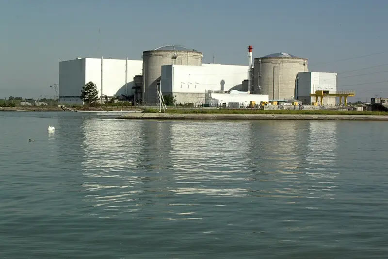 La centrale nucléaire de Fessenheim et ses réacteurs, vus depuis le Grand Canal d'Alsace, en 2010.