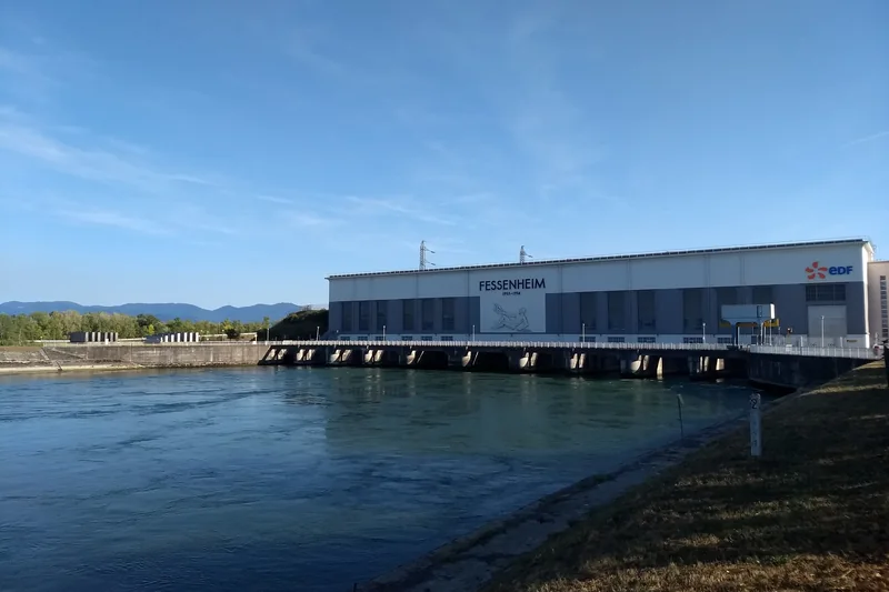 La centrale hydroélectrique de Fessenheim sur le Grand Canal d'Alsace : long bâtiment au bord de l'eau, en 2018.
