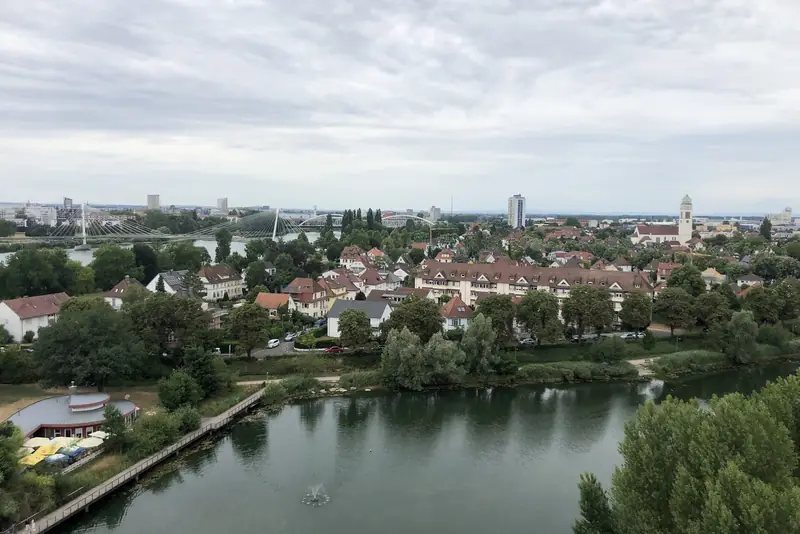 Vue depuis Kehl vers Strasbourg : la passerelle des Deux Rives et le pont de l'Europe, en 2025.