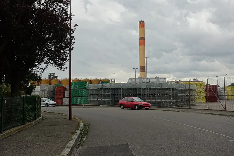 Cour de l'usine Heineken à Schiltigheim, avec la cheminée et des casiers de bouteilles, en 2018.