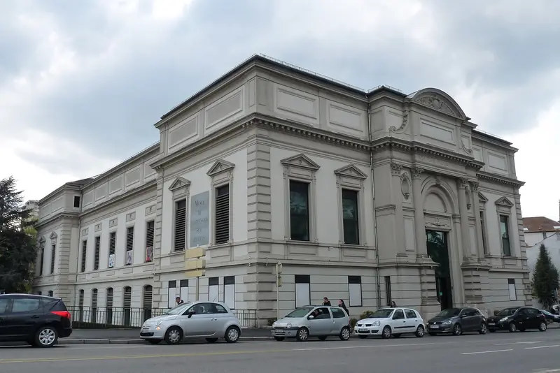 Façade latérale du musée de l'impression sur étoffes, rue des Bonnes-Gens à Mulhouse.