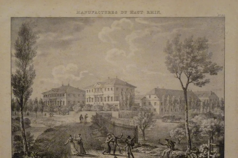 Lithographie de la fabrique d'indiennes de J. Hofer et Cie à Mulhouse : longs bâtiments en enfilade et promeneurs au premier plan.