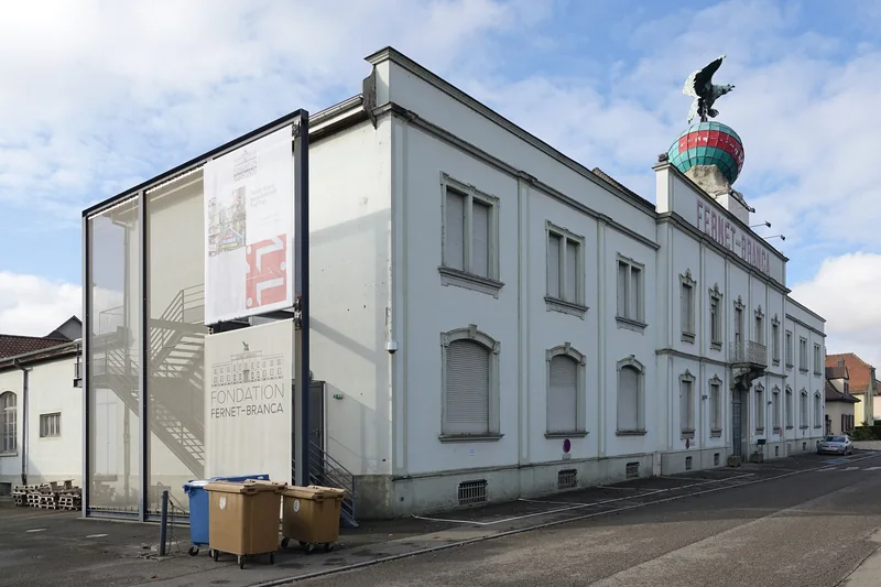La distillerie Fernet-Branca à Saint-Louis : façade blanche surmontée d'un aigle sur un globe coloré, en janvier 2022.