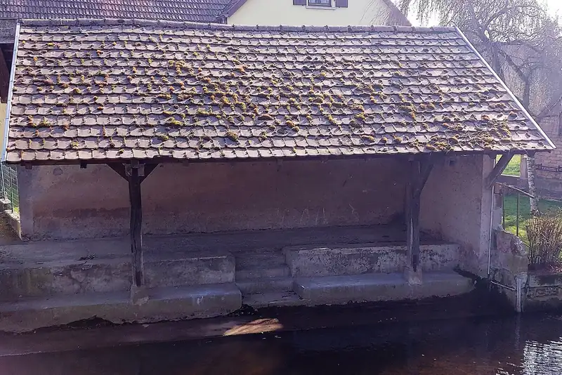 Le lavoir de la rue Principale à Altorf, dans le Bas-Rhin, vue depuis la voie publique.