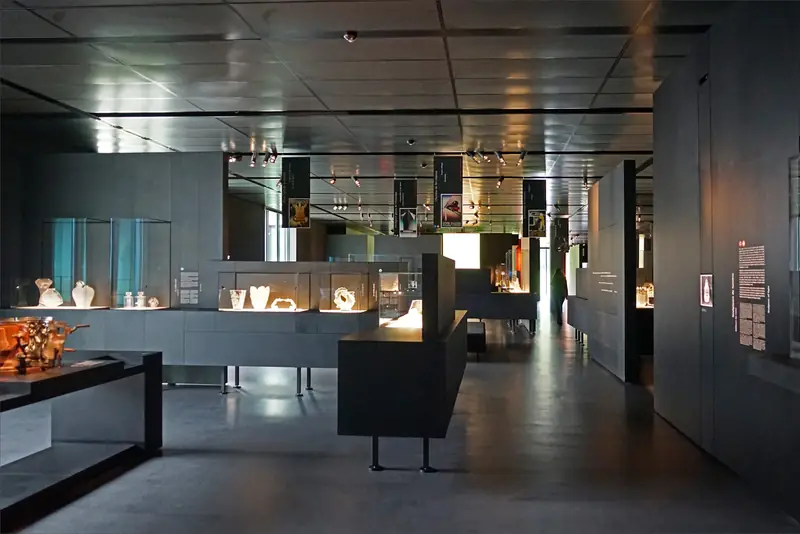 Salle d'exposition du musée Lalique à Wingen-sur-Moder, avec ses vitrines de verrerie, en 2016.