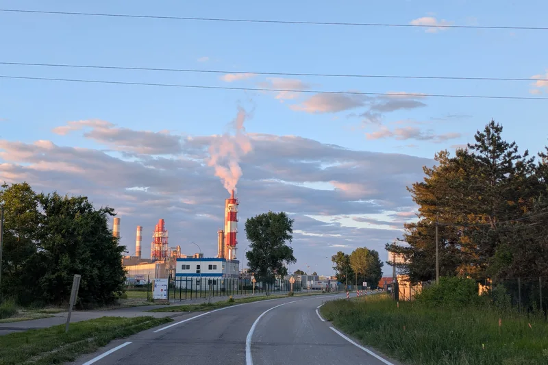 Les cheminées rouges et blanches de l'usine LAT Nitrogen d'Ottmarsheim et son panache de fumée, au bout de la route D52.