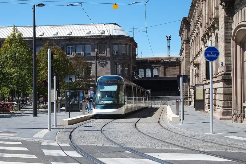 Rame du tramway de Strasbourg à la station aérienne Gare Centrale, ligne C, en 2011.