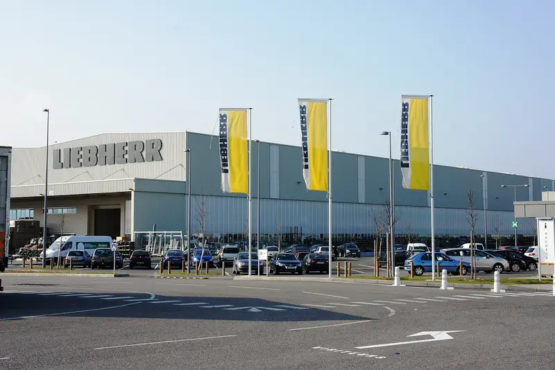 Le hall de l'usine Liebherr à Colmar, vu du sud-ouest, avec le parking de l'usine.