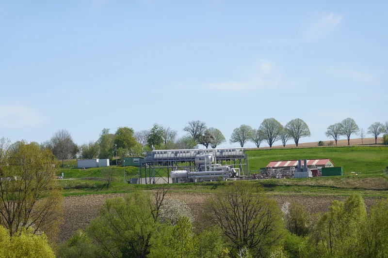La centrale géothermique de Soultz-sous-Forêts : tuyauteries et bâtiments au milieu des prés et des champs, au printemps 2022.