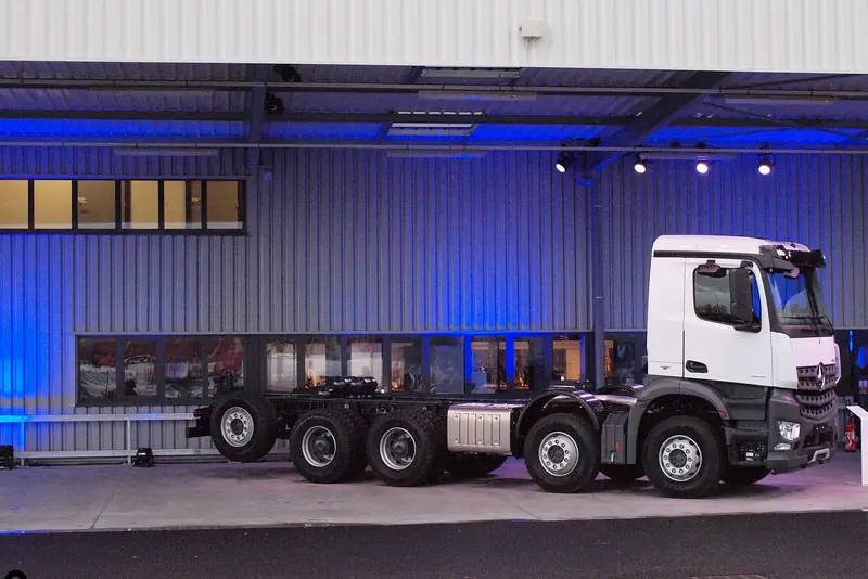 Châssis de camion Mercedes exposé devant une halle de l'usine de Molsheim, en 2014.