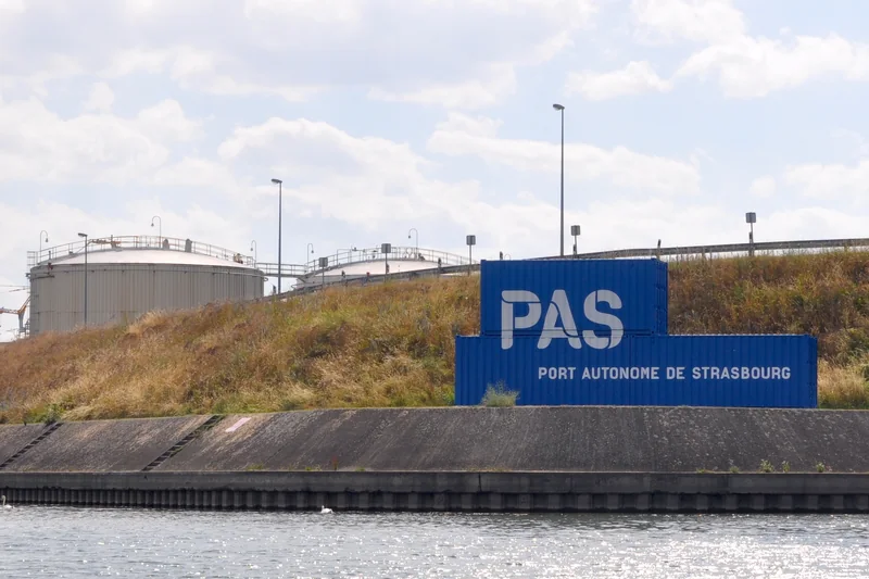 Réservoirs de stockage et grand panneau du Port autonome de Strasbourg au bord d'un bassin du port du Rhin, en 2017.
