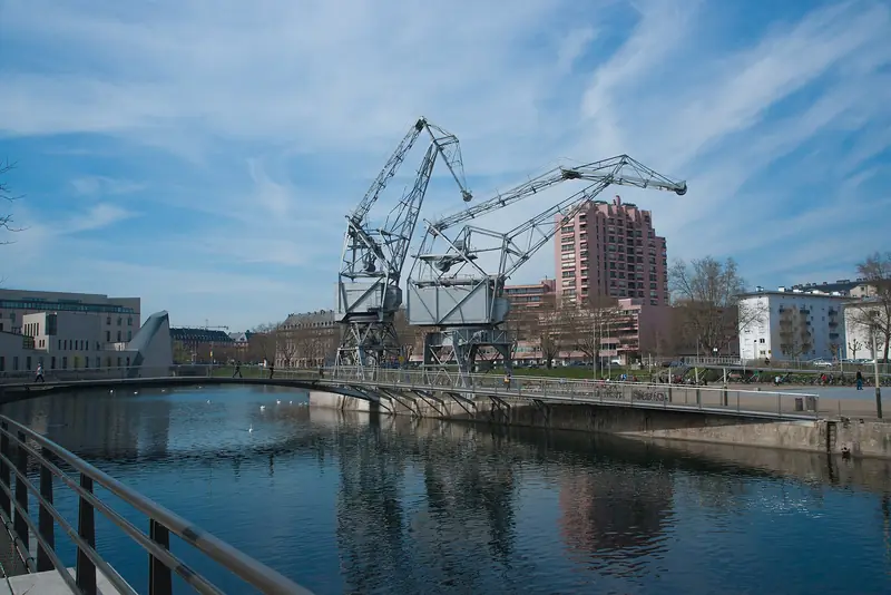 Deux anciennes grues portuaires au bord d'un bassin à Strasbourg, dans le Bas-Rhin, en 2014.