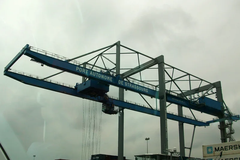 Un portique à conteneurs du Port autonome de Strasbourg, grande structure métallique sous un ciel gris, en 2012.