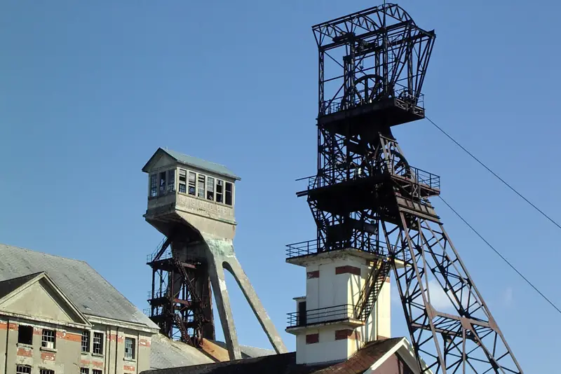 Chevalements du carreau Rodolphe, ancien site des mines de potasse, à Ungersheim, en 2010.