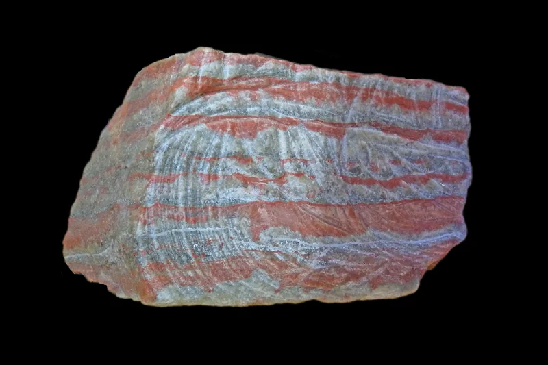 Un bloc de potasse brute rayé de rouge et de gris-bleu, extrait de la mine Marie-Louise à Staffelfelden, exposé à Colmar.