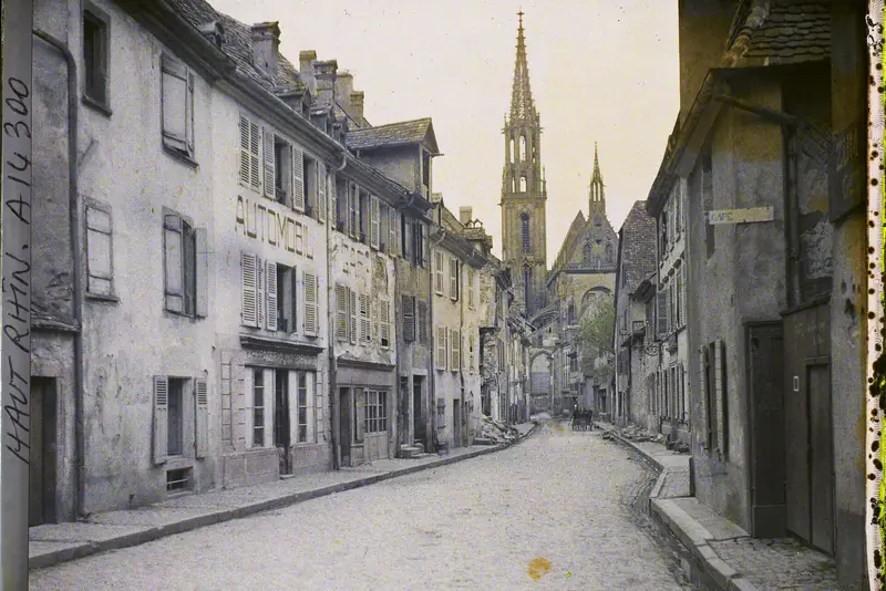 Maisons à colombages de la rue des Bœufs, à Thann, dans le Haut-Rhin, vue depuis la voie publique.