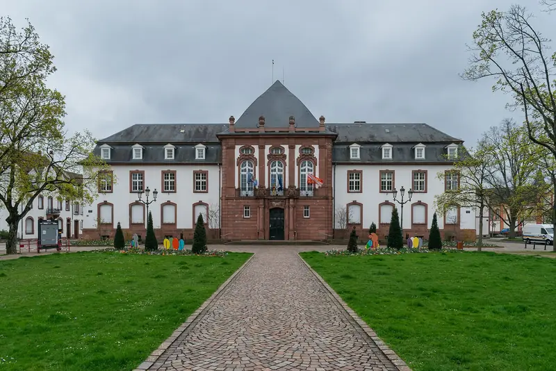 Façade de l'hôtel de ville de Haguenau, dans le Bas-Rhin, vue depuis le square, en 2023.