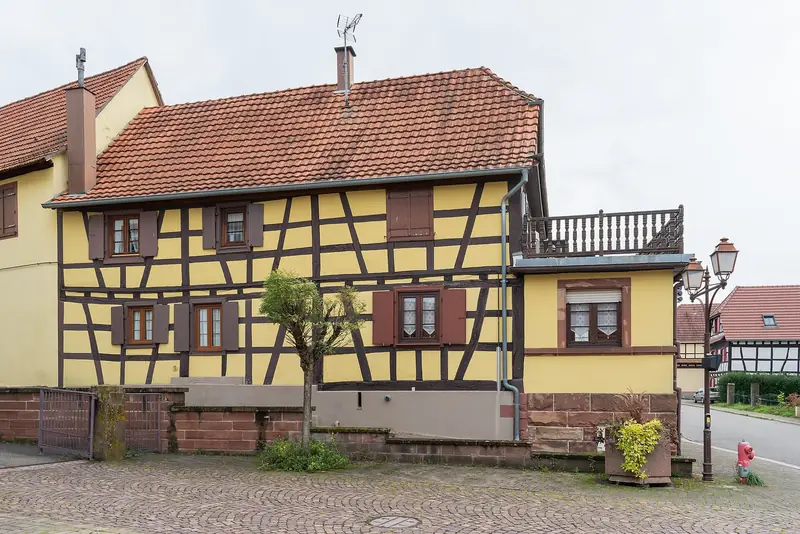 Maison au 41, Grand-Rue, à Betschdorf, dans le Bas-Rhin, vue depuis la voie publique.