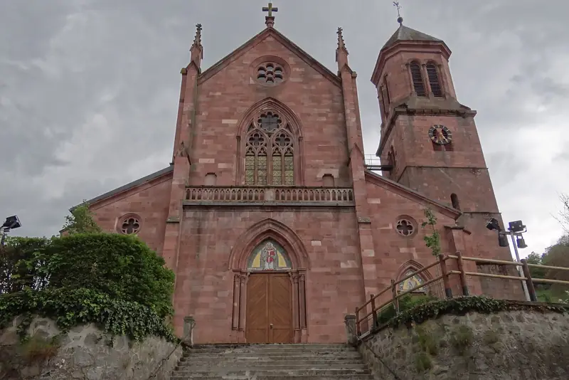 Façade principale de l'église Saint-Urbain d'Orbey, dans le Haut-Rhin, en 2024, vue depuis la voie publique.
