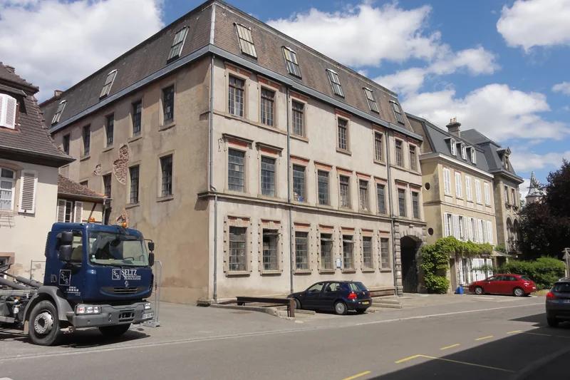Ancienne tannerie-mégisserie Degermann à Barr : grand bâtiment à toit mansardé et façade claire, rue du Collège.