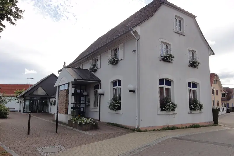 La mairie de Kilstett, dans le Bas-Rhin, photographiée en 2017, vue depuis la voie publique.
