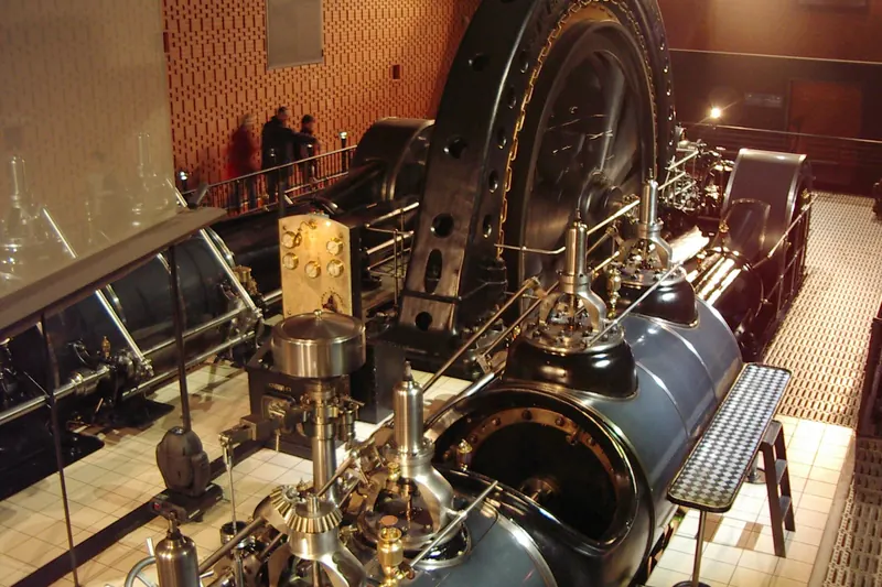 Machine à vapeur Sulzer et alternateur Brown-Boveri de 1901, exposés au musée Electropolis de Mulhouse, en 2007.